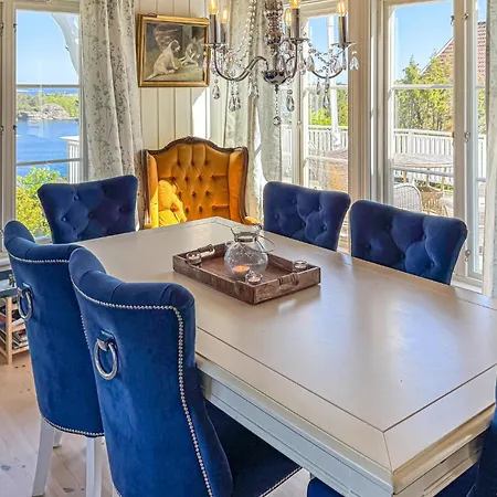 4 Bedroom Cozy In Prázdninový dům *