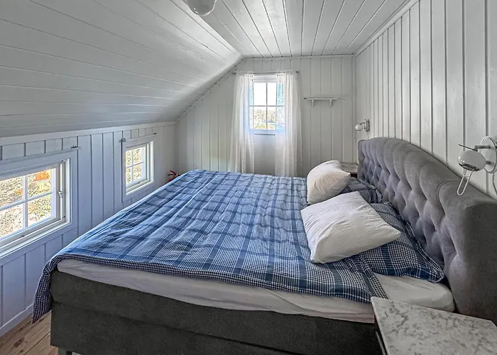 4 Bedroom Cozy In Gjeving