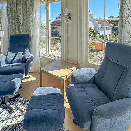 4 Bedroom Cozy In Holiday home Gjeving