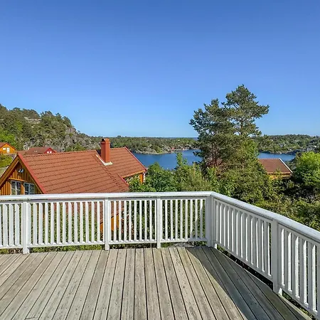 4 Bedroom Cozy In Holiday home Gjeving