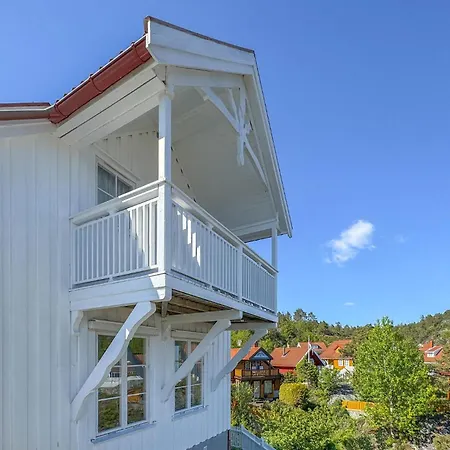 4 Bedroom Cozy In Holiday home Gjeving