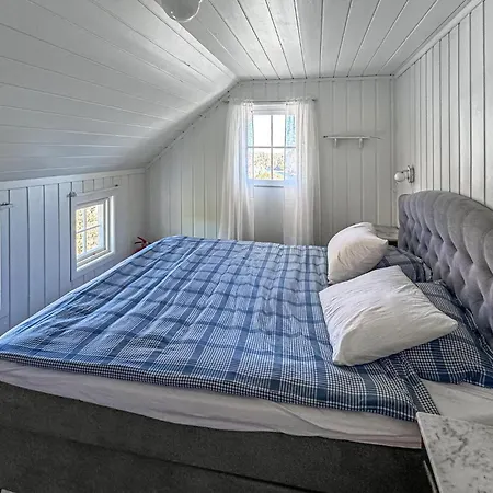 4 Bedroom Cozy In Gjeving