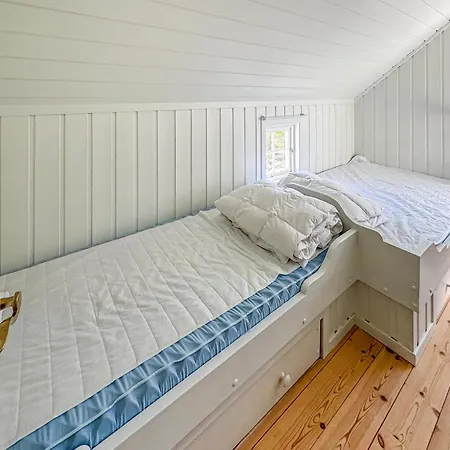Nyaraló 4 Bedroom Cozy In Gjeving