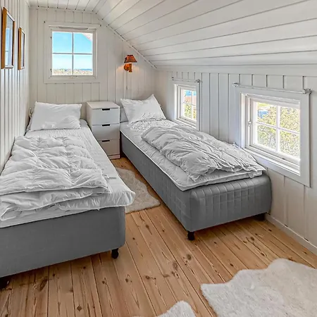 4 Bedroom Cozy In Holiday home